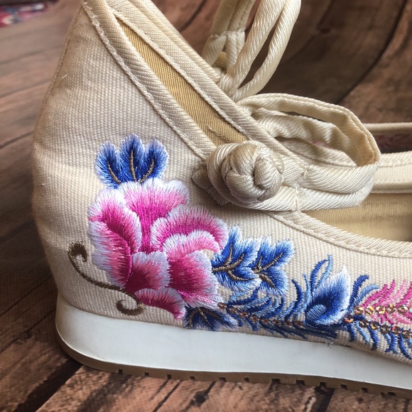 Floral Embroidered Hidden-Wedge Mary Jane Pumps Sz 37 - Picture 6 of 6